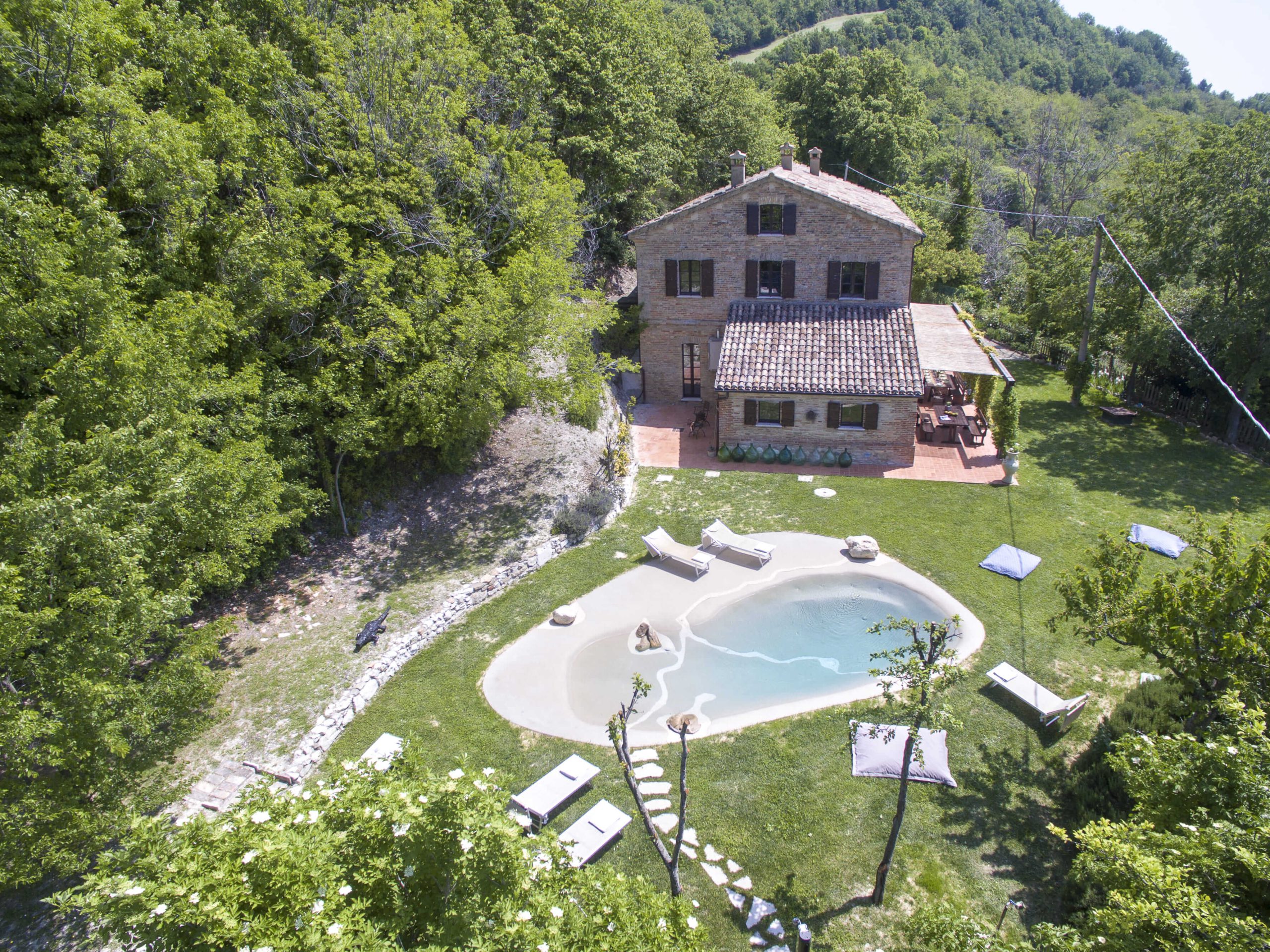 Villa with pool near the Marche region and the Abruzzo Apennines by Emma Villas