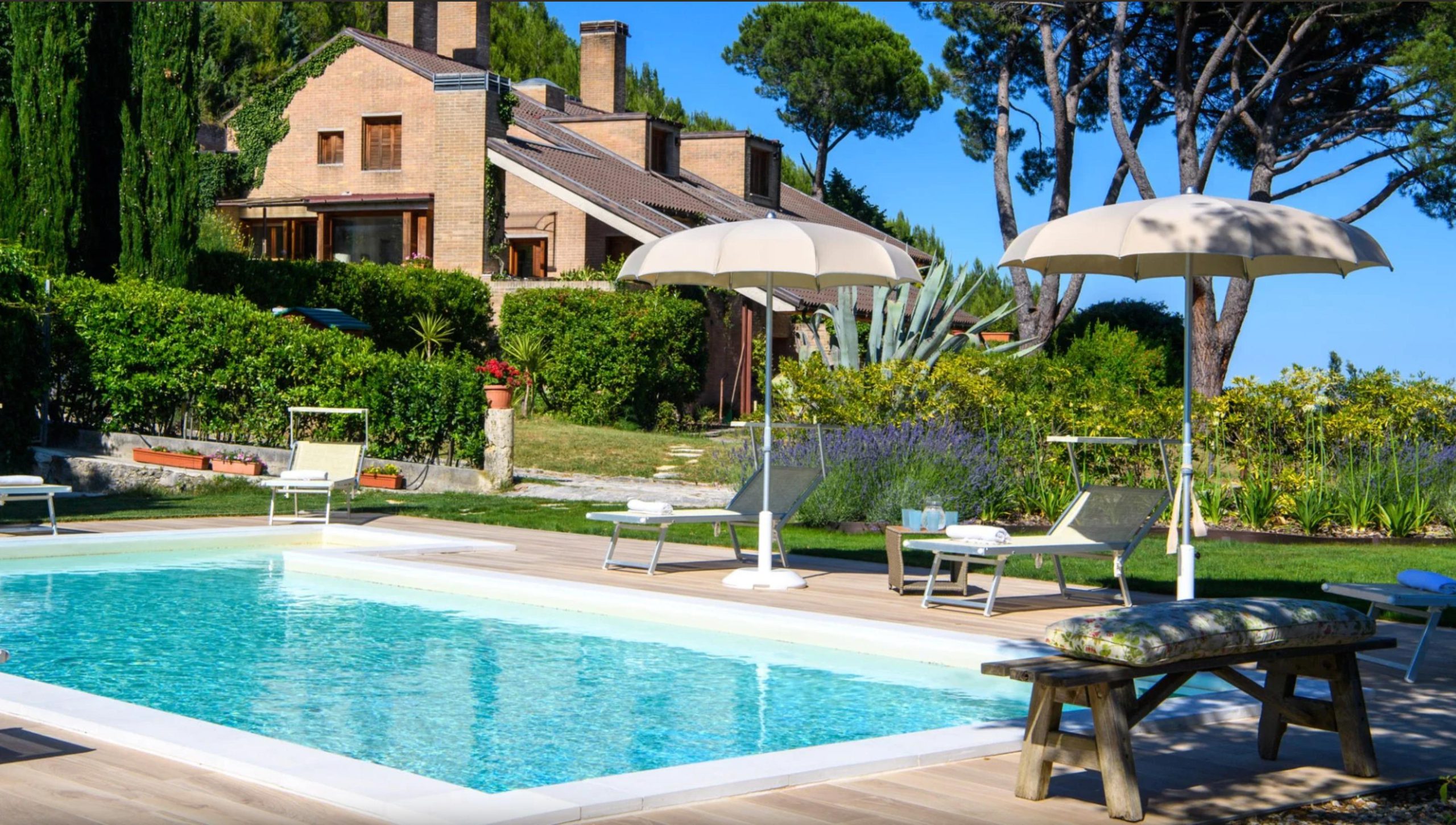 Restored farmhouse with private pool in the Marche countryside