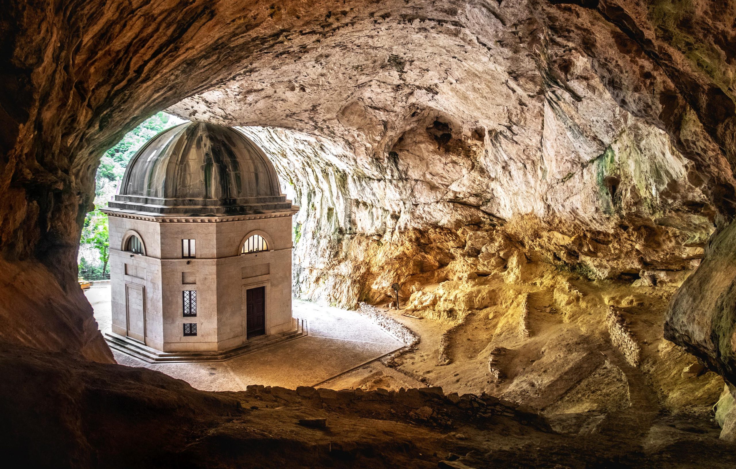 L'interno delle Grotte di Frasassi nella Gola della Rossa