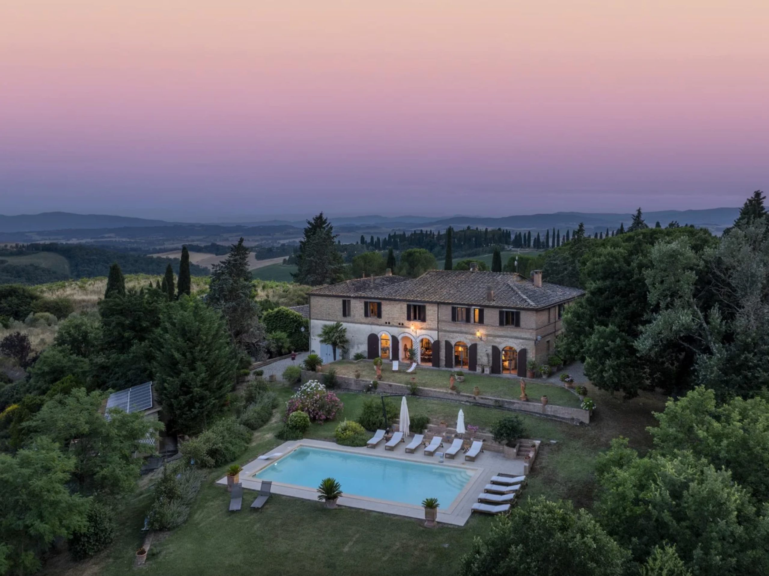 villa con piscina e giardino in Toscana