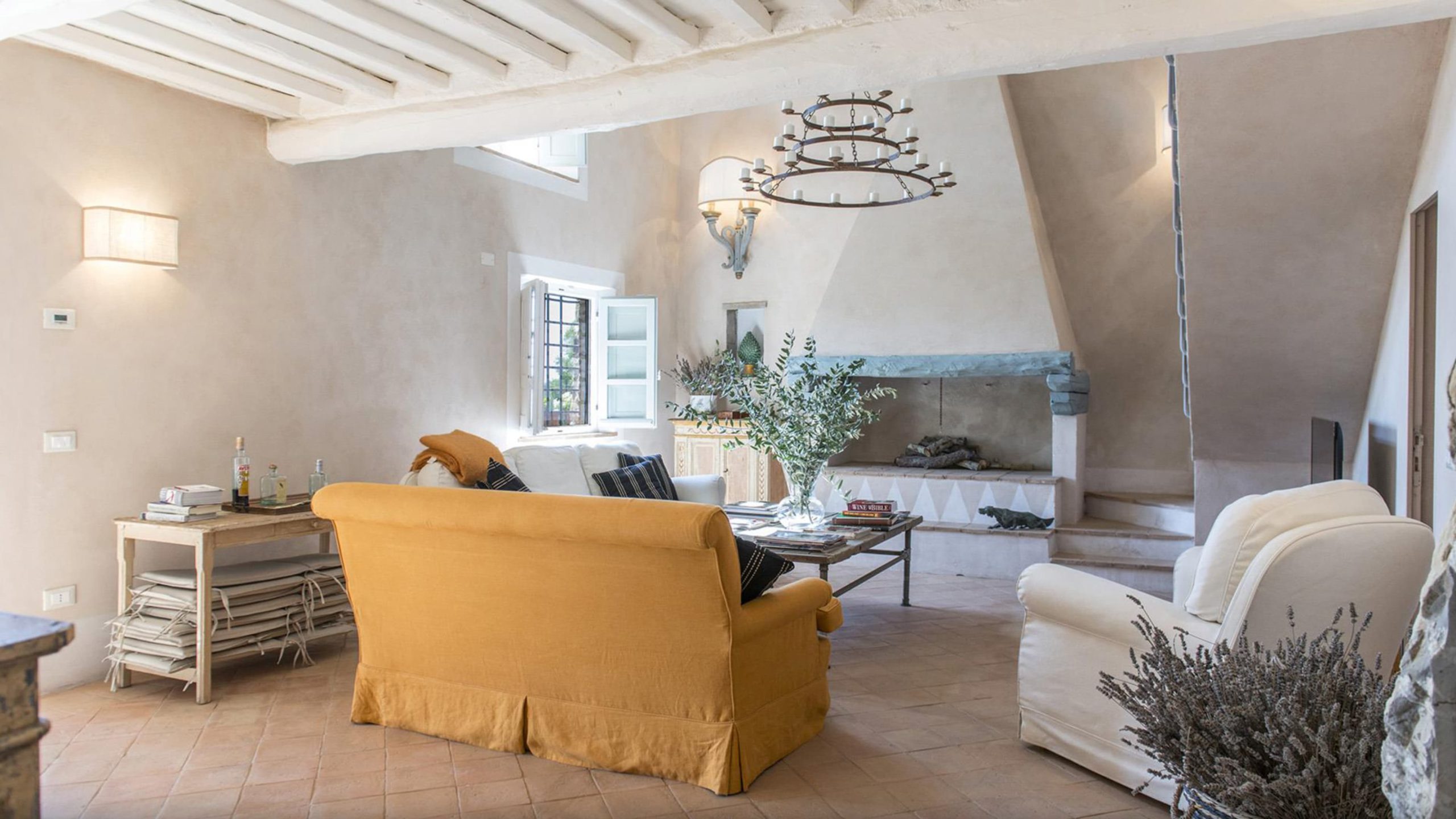interni di una villa di lusso con mix tra moderno e antico nel Chianti, Toscana
