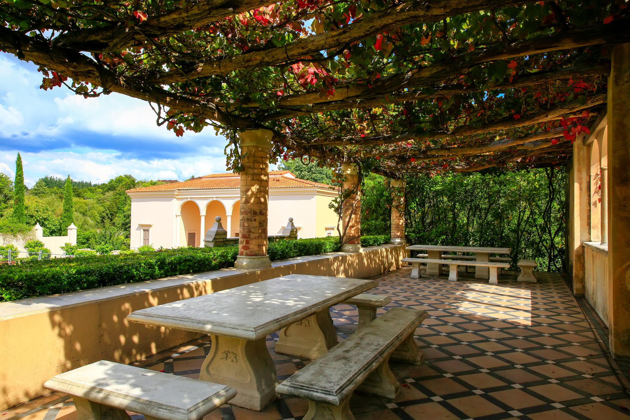 Terrazza con pergolato ombreggiata in una villa italiana