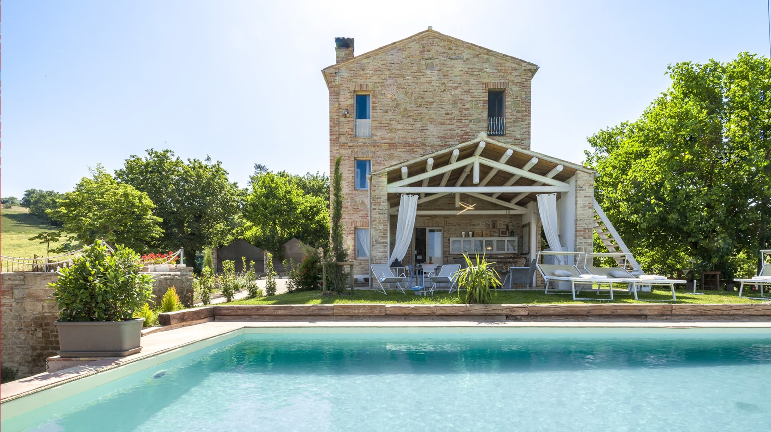 villa con piscina nelle marche