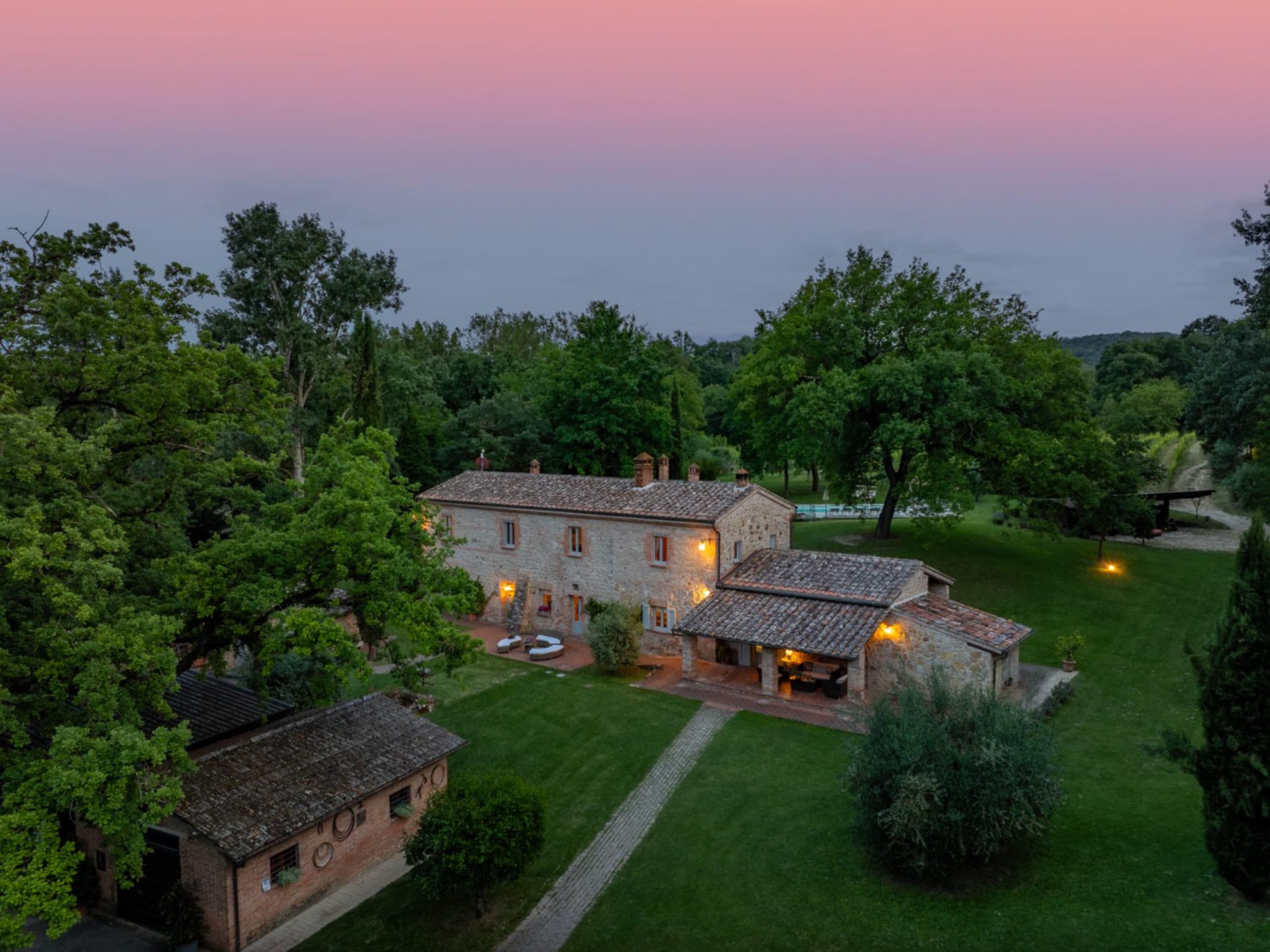 casolare con piscina e giardino in Toscana
