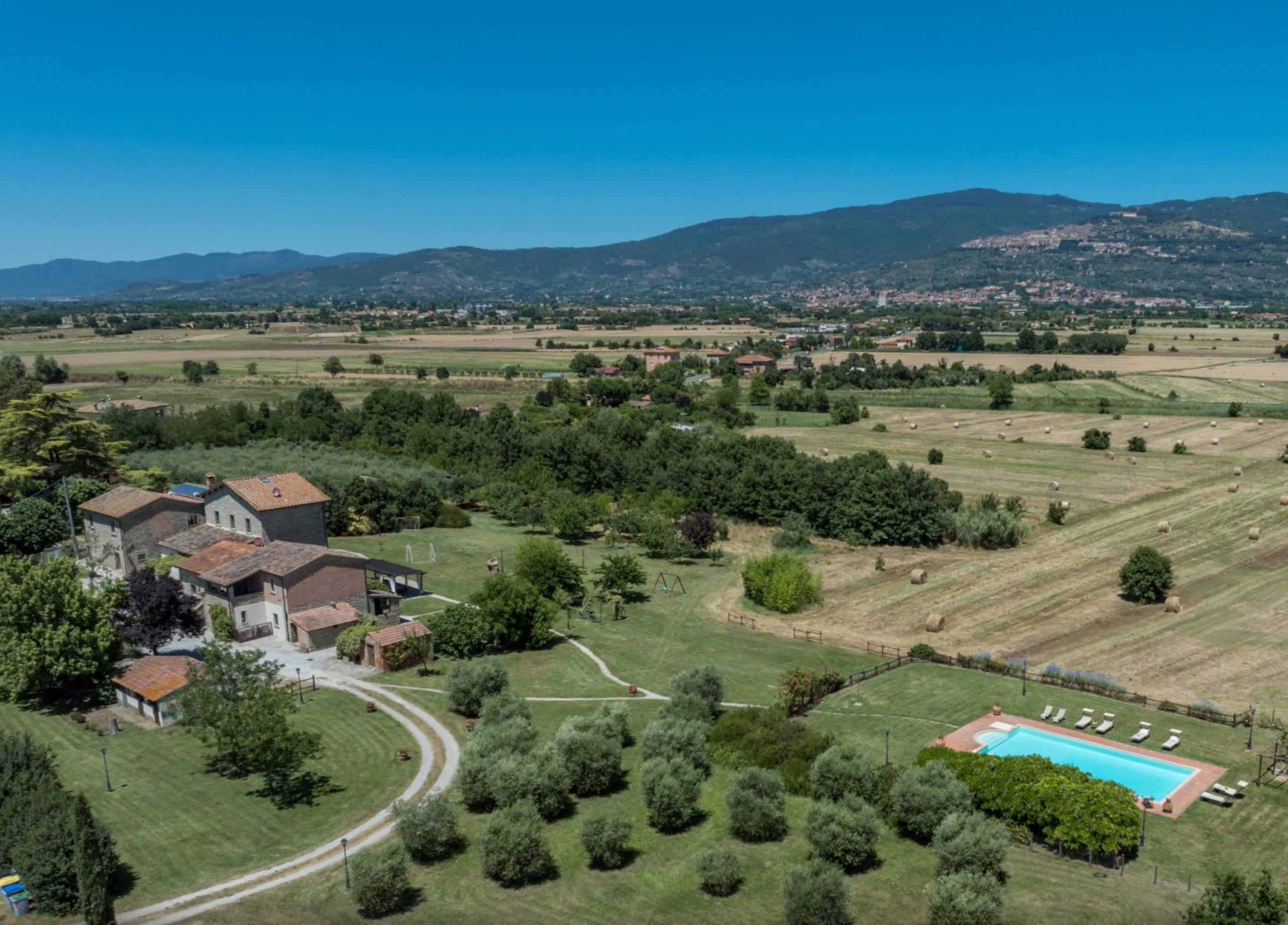 casale toscano con grande terreno e piscina
