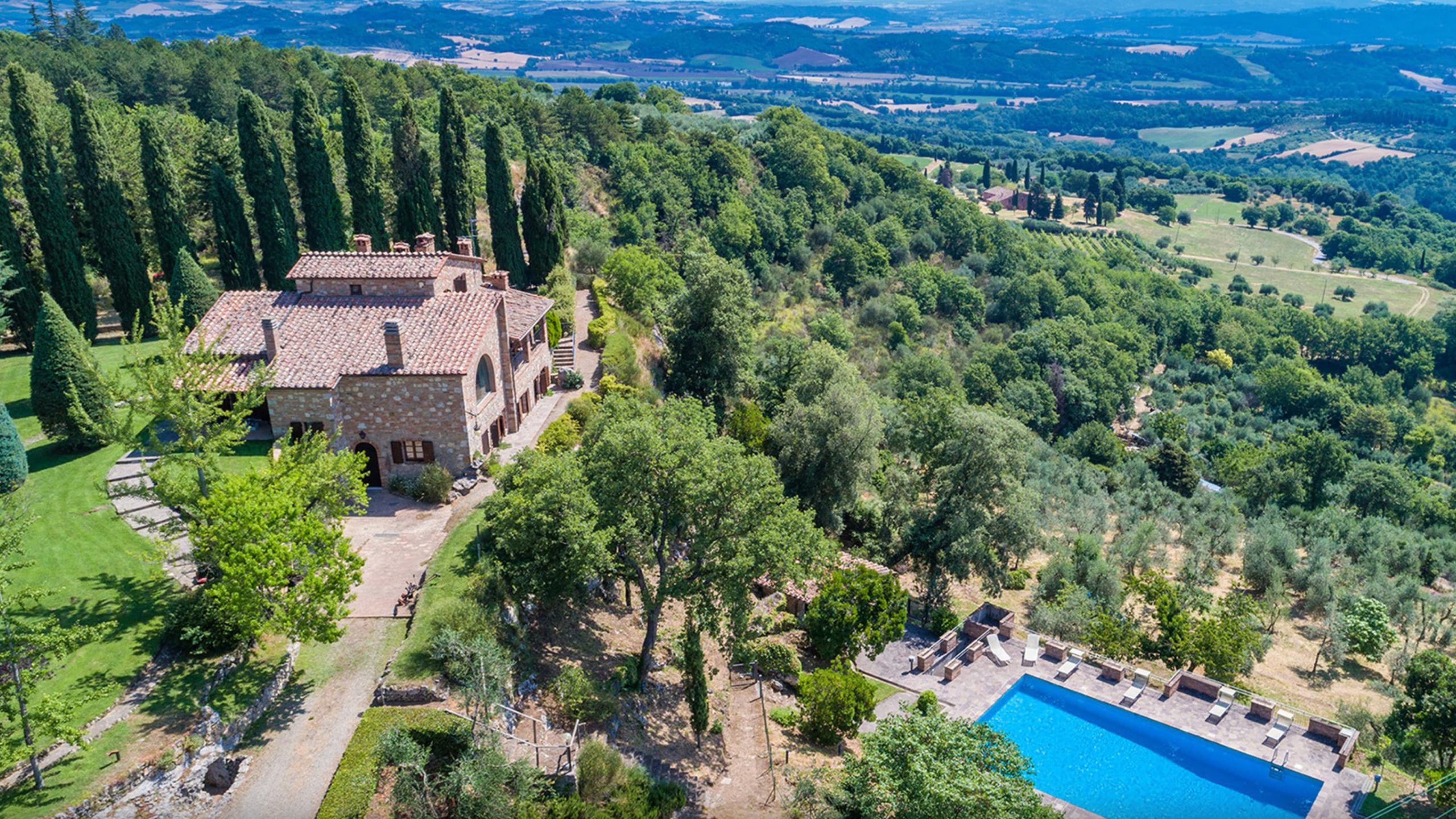 italian villa with pool in tuscany, near val d'orcia
