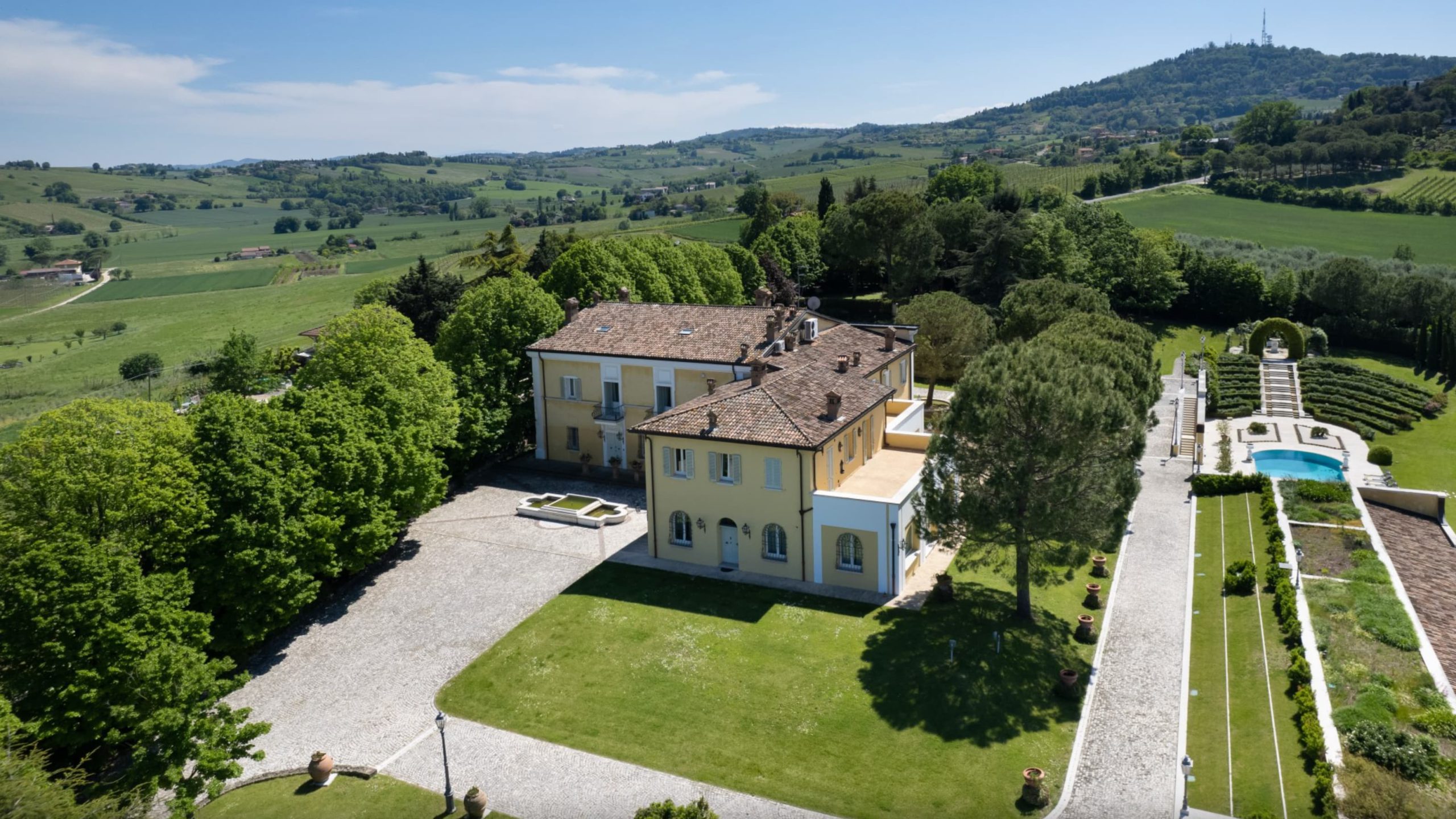 grande dimora italiana con parco recintato e piscina privata