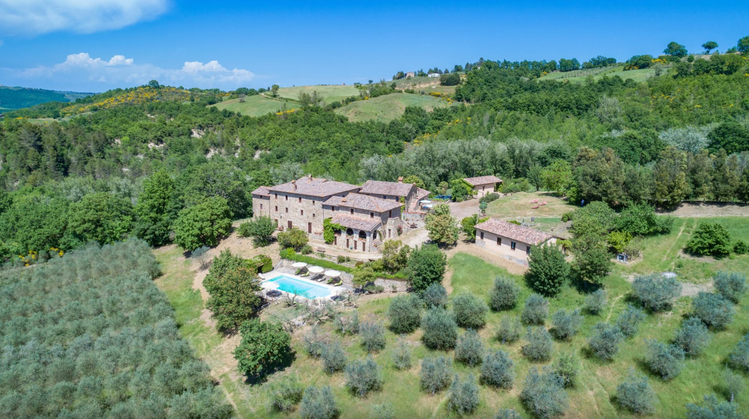 casale in umbria con piscina immerso nel verde