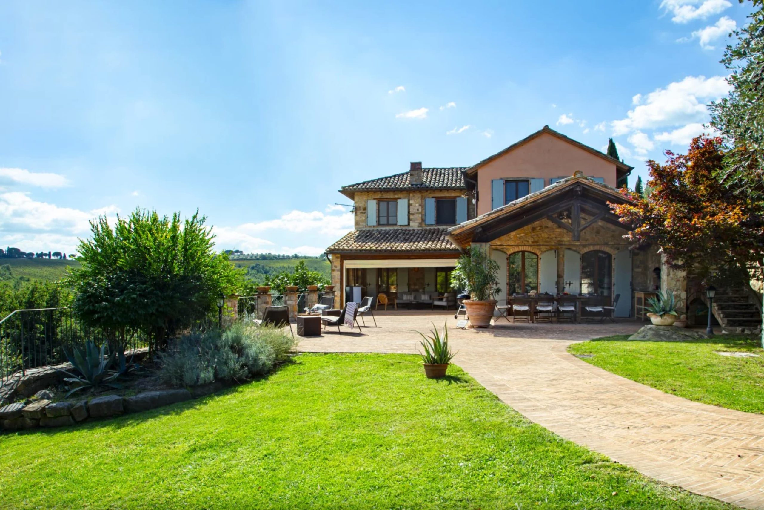villa with garden in tuscany