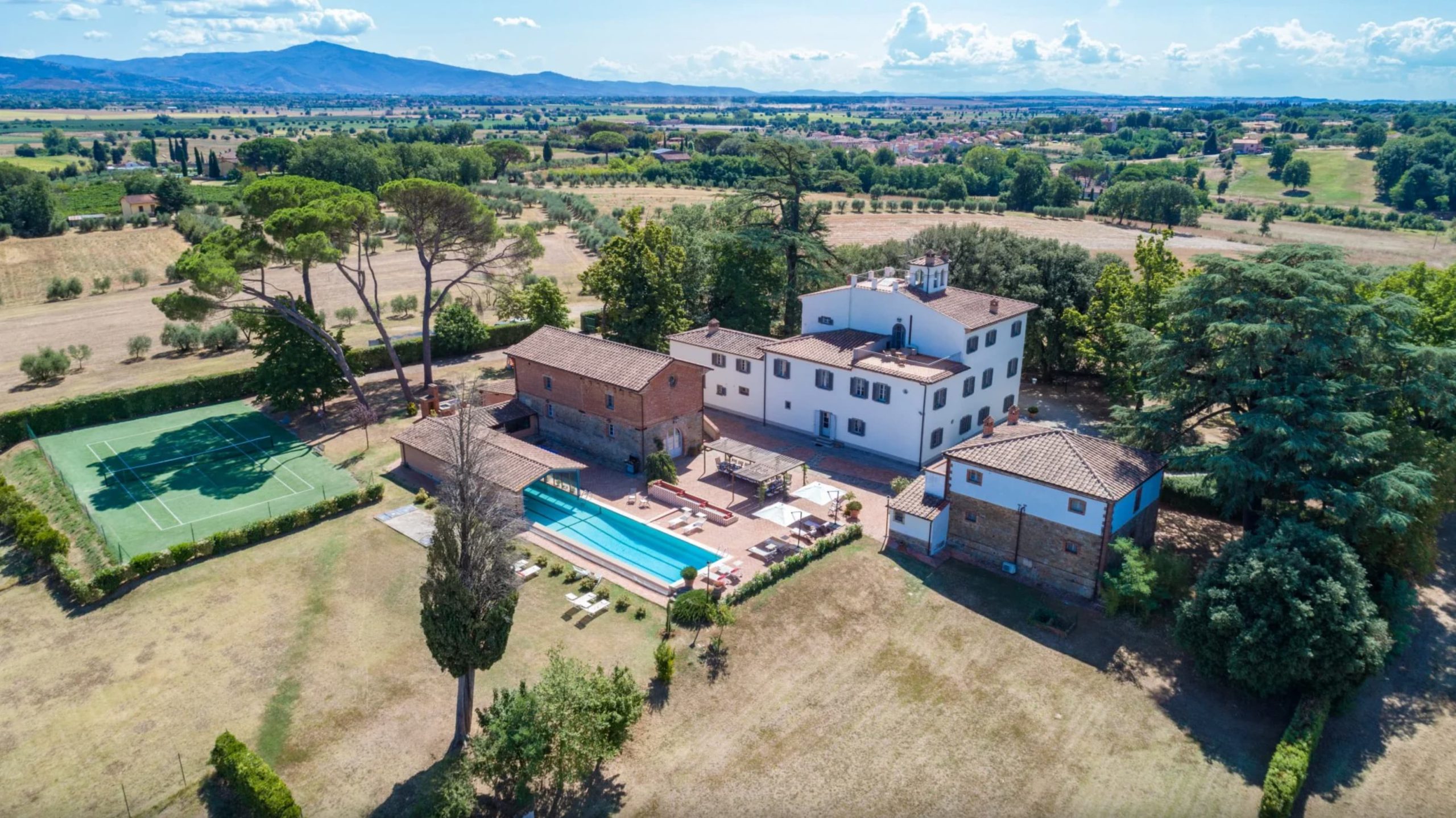 cottage italiano con piscina in campagna