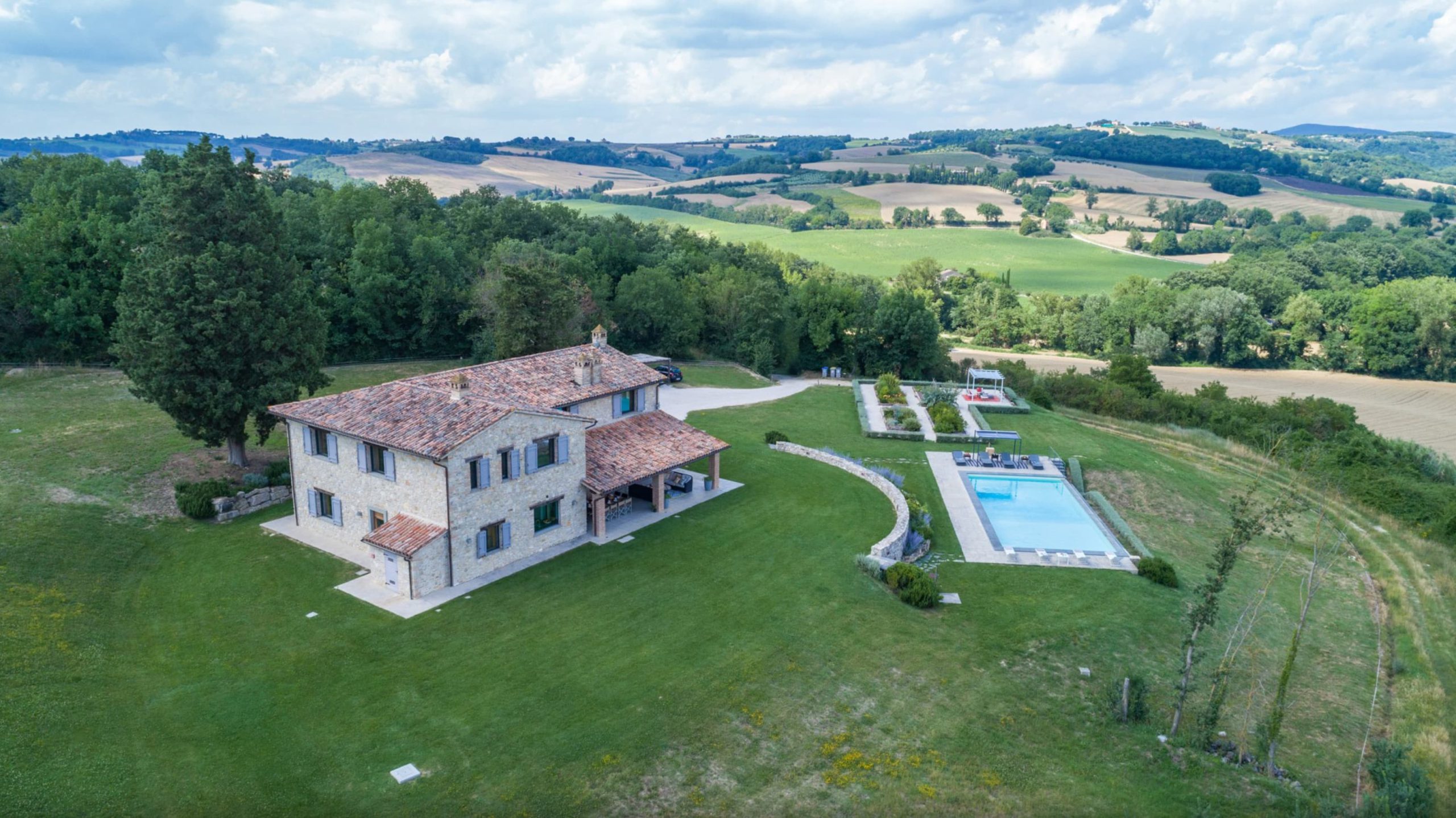 italian villa with pool, at the center of italy